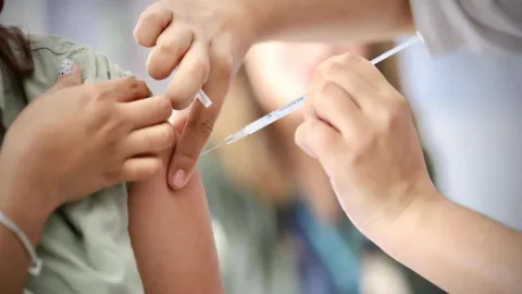 Sinaloa es el Tercer Lugar Nacional en Vacunación contra Influenza: Campaña Invernal 2025-2026 Supera Todas las Metas