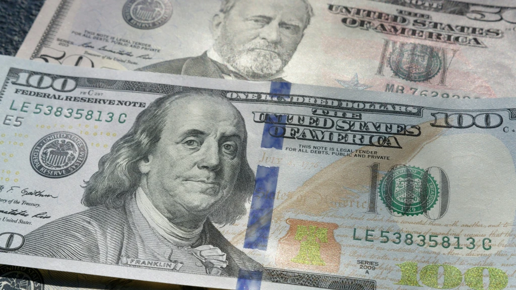 Peso Mexicano Cede un 0.21% Frente al Dólar: Cotización del 20 de Abril y Alerta por Contracción del PIB