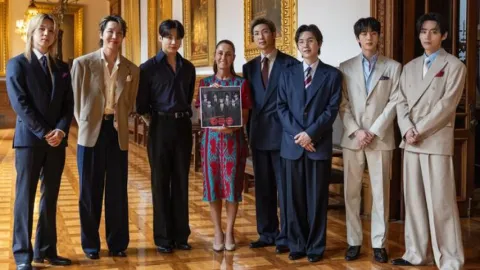Presidenta Claudia Sheinbaum recibió a BTS en Palacio Nacional