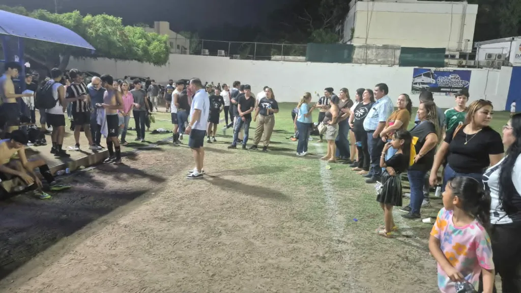 Papás de los ganadores, eufóricos.