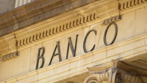 Nuevo Requisito Bancario en México: Identificación y Biometría Obligatorias para Depósitos de Alto Valor