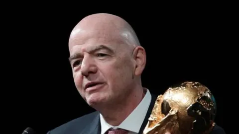 Infantino Debilitado: El Fallido Intento de Privatizar el Mundial de Fútbol Sacude los Cimientos de la FIFA