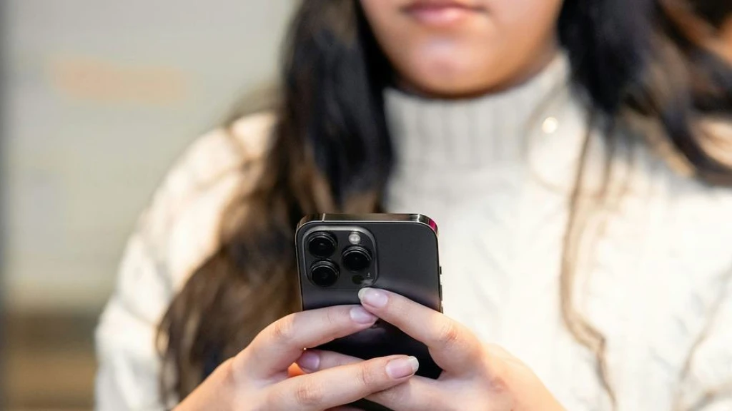 México al Borde de la Prohibición de Celulares en Escuelas: Se Anunciará Decisión en Agosto