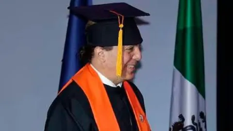 Cristian Castro se Gradúa de Preparatoria a los 51 Años, Acompañado por Verónica Castro