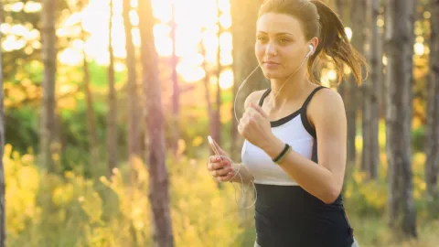 Revolucionario Estudio: Pocos Minutos de Ejercicio Intenso Superan 90 Minutos Moderados para la Salud Molecular
