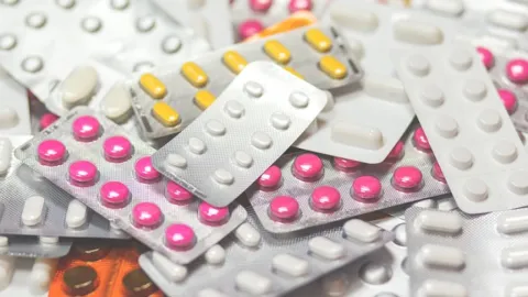Automedicación en México y Argentina: Una Bomba de Tiempo Silenciosa que Amenaza la Salud Pública