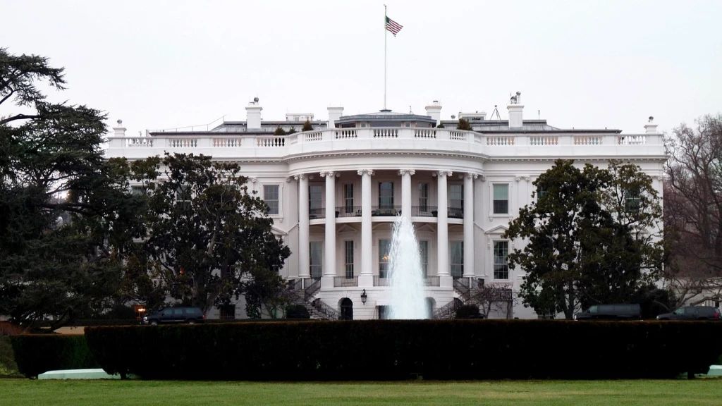 La Casa Blanca Intensifica Presión Sobre Apple para Bloquear Chips Chinos: ¿Crisis de Suministro vs. Seguridad Nacional?