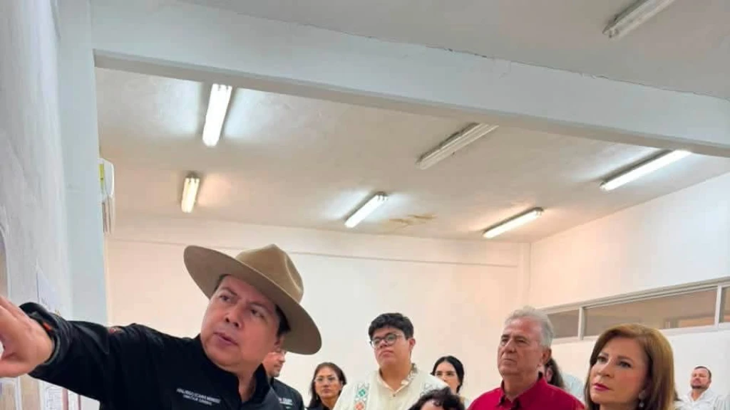 Rectora de Universidad Nacional Rosario Castellanos supervisa el área donde se construye la Unidad Culiacán