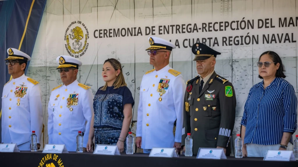 Atestigua Gobernadora Yeraldine Bonilla ceremonia de entrega-recepción del mando de armas de la Cuarta Región Naval