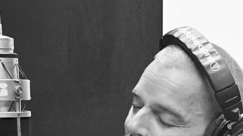 Ricky Martin Lanza 'ReVivo': Un Viaje Musical que Reinventa Sus Éxitos con Estrellas de Diversas Generaciones