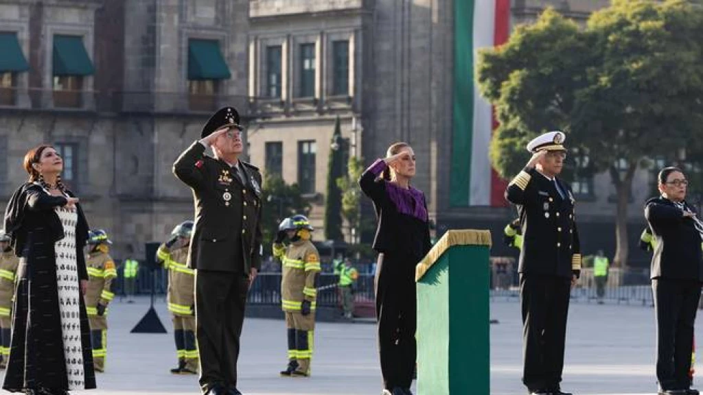 Presidenta encabeza izamiento de bandera a media asta en memoria de las víctimas de los sismos de 1985 y 2017