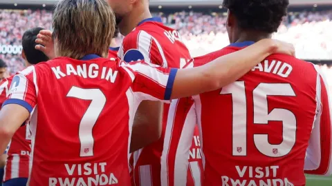 ¡Golpe en el Metropolitano! Atlético Vence 2-1 al Real Madrid en Derbi Polémico y Barcelona Se Afianza en la Cima de LaLiga