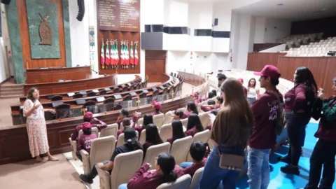 Recibe Congreso del Estado a jóvenes del programa “Las y los Jóvenes Unen al Barrio” para fortalecer su conocimiento y participación ciudadana